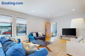 Waterfront Duplex, walkable, harbor views, AC, dog friendly - Image 4