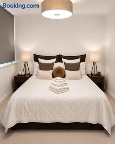 Luxury Central Solihull Apt - King Bed, Sofa Bed & 2 Parking Spaces - Image 1