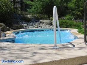 Walk to Waterpark Pool Hot Tub 09 23 Maple Crescent - Image 4