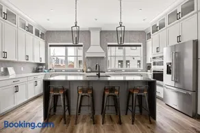 Luxury Downtown-Chatham Arch BoHo-style Townhome-Family Friendly - Image 1