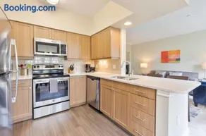 Modern Apt with Private Garage - Image 4