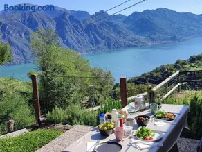 EnjoyIseoLake - Oasi Azzurra - Cosy flat with a terrace and a great view over lake and mountains - Image 1