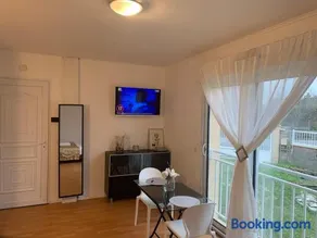 Charming Studio with Balneo Shower, Parking Included - Image 1