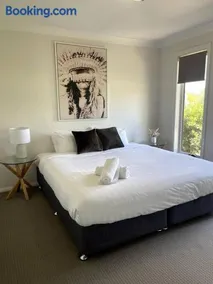 Stylish Open Plan Retreat - Image 2