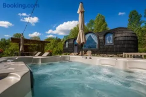 Friday Inn Igloo - Jacuzzi încălzit, Foișor cu încălzire infraroșu si videoproiector, Intimitate, Natură, Priveliște & Iaz - Escapadă romantică premium într-un tiny house unic în Romania - La doar o oră de București si 25 min de Sinaia - Image 2