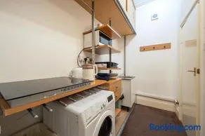 Premium 2BR Executive Suite D Free Parking near City Centre - Image 5