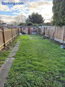 Cozy Double Room in North London with Great Transport Links - Image 3