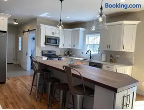 Beautiful two-story Tradicional East Hampton home - Image 3