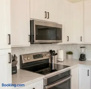 Golf Course Living at Its Best 3BR Luxury Stay - Image 3