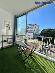 Studio climatisé avec terrasse PLAGE PORT & CENTRE à PIED Accès autonome - Image 2