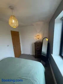 #100 Comfortable 4-Bed House in Rugby - Sleeps 8 - Perfect for Contractors and Families - Free Parking - Image 4