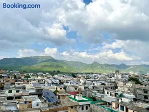 1Bedroom Hall and Kitchen Entire Flat Main ISB - Image 4
