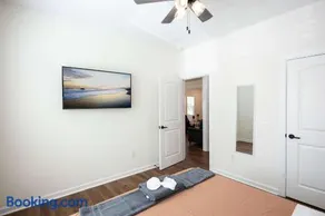 4 Min to Downtown - En-Suite Bath - Washer and Dryer - Image 3