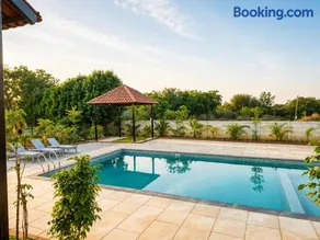 Saanvriya Farmstay 3BR Moinabad with Pool By Homeyhuts - Image 1