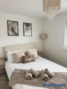 Parkside Luxury 3 bedroom home, 5 min to Ebbsfleet Station and has free Parking - Image 2