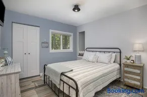 7 Bed Beachfront with Scenic Views Sister Lakes - Image 5