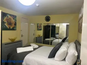 7 The Diamond - Image 3