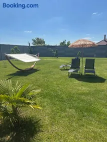 5 izbový samostatný stojaci rodinný dom s podkrovím a veľkou záhradou so sezónnym bazénom, celoročnou saunou a vírivkou, privátny wellness - Image 4