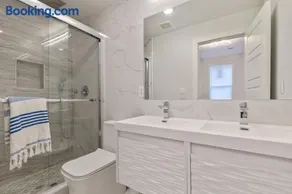 Modern & Spacious 3 BED & 2 BA Condo mins from NYC - Image 4
