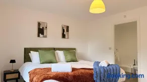 Cambridge CB23 Townhouse 4 Beds with Parking & Free Wifi - Image 2
