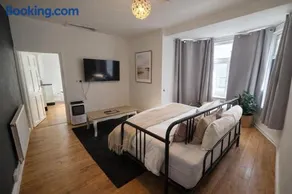 Large 5 Bedroom Home, Town Centre, Bike Park Wales - Image 4