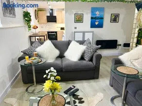 Safari Lodge - Close to Shopping Centre and Restaurants, Free Parking, Stylish and Amazing Artwork - Image 3