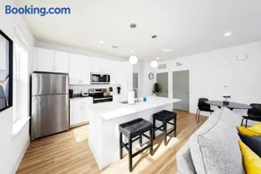 Exclusive 1BR Luxe Haven in Ideal Spot - Image 5