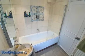 Clapham Charm Retreat with Private Garden - Image 5