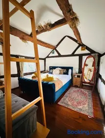 Log- burner, dog friendly- woodland views with walking trails and local pub on your doorstep! Popular walking trails nearby-Malvern Hills and the Brockhampton Estate- Peaceful village on the border of Hereford and Worcester - Image 5