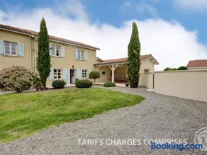 Havre de paix à Chalain-le-Comtal avec piscine privée - Image 1