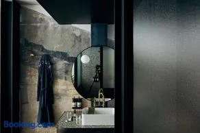 Paramount House Hotel - Image 1