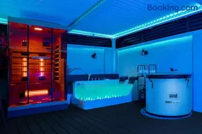 Heated glass pool and Beach - Image 1