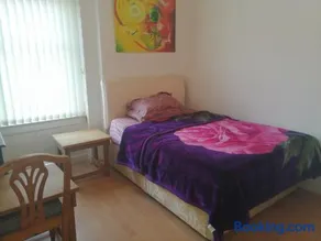 Comfortable Rooms With Work Desks In Cheerful Apartment Glasgow City - Image 5