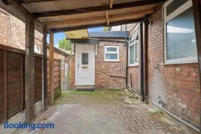 Spacious Family House Near Old Trafford, Manchester - Image 2