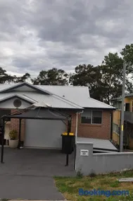 Modern 3-bedroom Katoomba townhouse (nature view) - Image 1