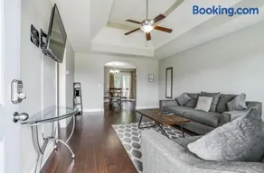 Gorgeous Cozy Residential Home - Image 2