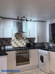 Cosy Guest Suite, West London - Image 3