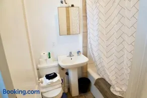 Cozy Studio Perfect for Business Travelers Downtown - Image 1