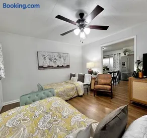 Spacious Southern Retreat - Sleeps 10 - 5 Beds - Image 2