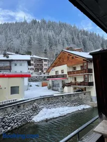 TOP LOCATION - Klosters center - 130m distance to ski lift Parsenn Gotschnabahn and railway station Klosters Platz - direct connection to Davos - Image 2