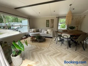 Wild Flower Wellness met privé Sauna en Hottub in prachtige tuin met overkapping - Image 1