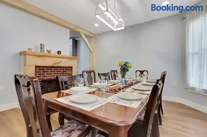 Spacious Central 4BR, Ski & Bike - Image 2