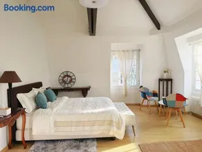 Signature Residence, 5 Bedroom Detached House 1000 square meters,15 min to Paris by Metro - Image 1