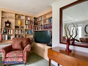 Farnham Haven: Unique Home with Courtyard - Image 3