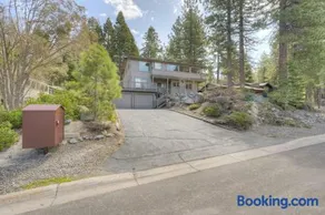 Lake-view home near casinos golf slopes with hot tub & 2-car garage sleeps 8 - Image 2