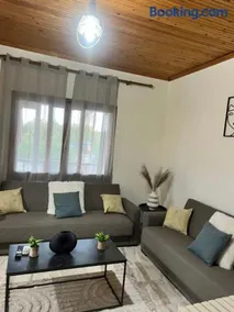 Beach house with garden sleeps 6 - Image 2