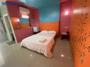 โรงแรมแฮปปี้ สามชุก Happy Motel samchuk - Image 1