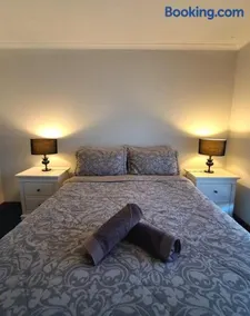 Seabreeze Coast Getaway Sleeps 6 Comfy 3BR Wi Fi Netflix 21 Metre Boat Parking - Image 4