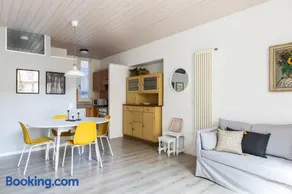 Rose Apartment by Quokka 360 - Refined Two-Bedroom Apartment with Garden - Image 1