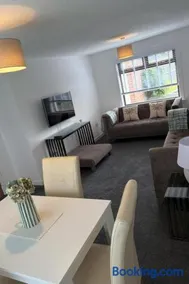 Ayr 2-Bed House Sleeps 4 with Garden & Parking - Image 5